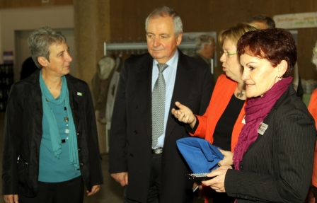 Prof. Töpfer mit den Leiterinnen des HAUS AM SEE und Frau Dr. Heidecke im Gespräch