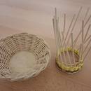 fertiges Körbchen und Beginn eines Flechtwerkes aus Peddigrohr &copy;HAUS AM SEE